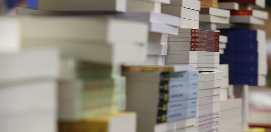 Neuaufnahme Verlage Barsortiment Bücherregal als Symbol für Neuaufnahme von Verlagen