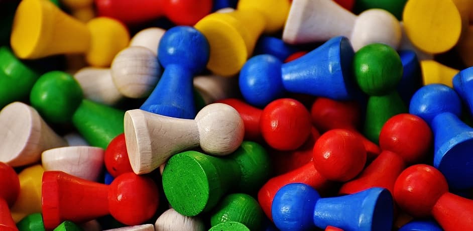 Spielesortiment Spielekoffer buchen Ein Haufen Spielsteine als Symbolbild für Spielesortiment